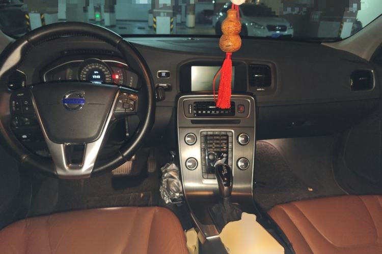 Used Volvo S60 2014 S60L 2.0T Zhiyuan Edition Center Console