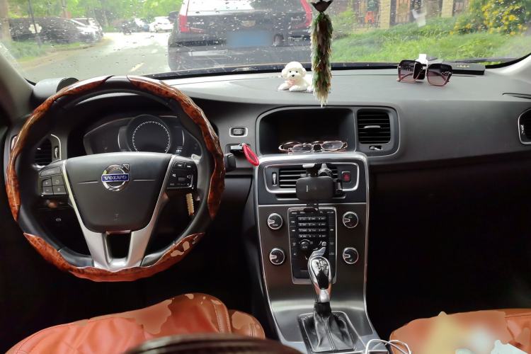 Used Volvo S60 2014 T5 Zhiya Edition Center Console