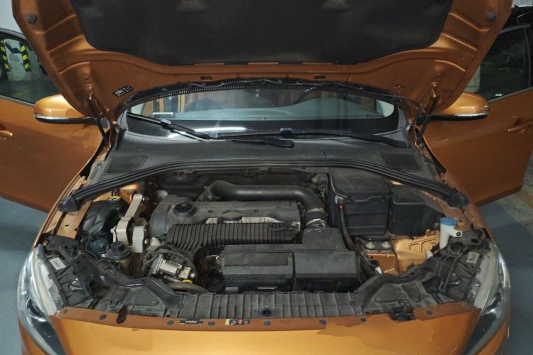 Used Volvo S60 2014 S60L 2.0T Zhiyuan Edition Engine Bay