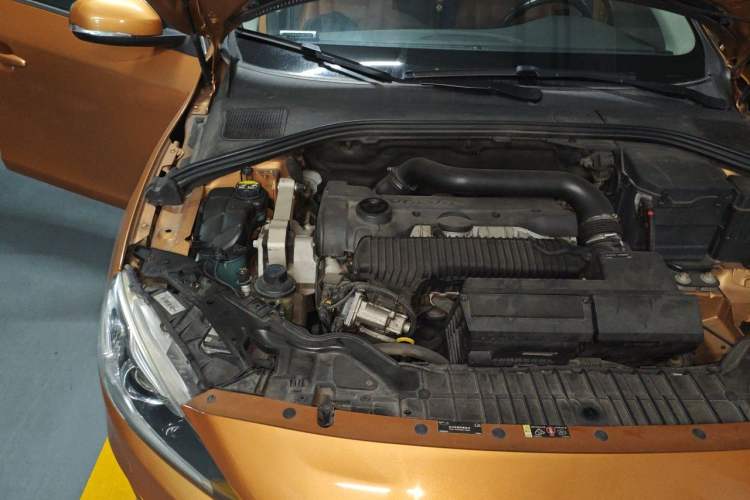 Used Volvo S60 2014 S60L 2.0T Zhiyuan Edition Engine Bay Right