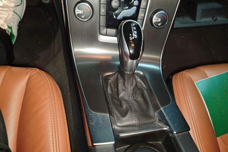 Used Volvo S60 2014 S60L 2.0T Zhiyuan Edition Gear Lever