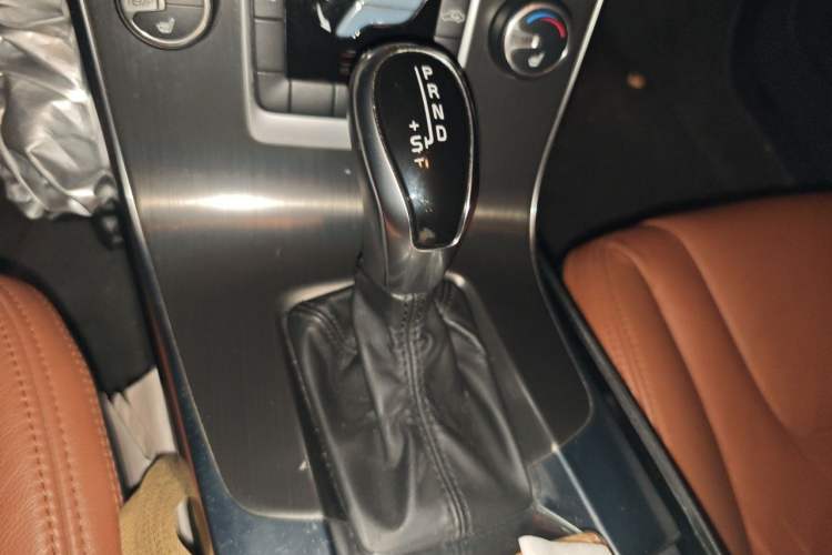 Used Volvo S60 2014 S60L 2.0T Zhiyuan Edition Gear Lever