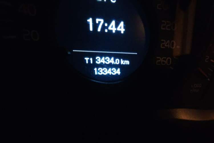 Used Volvo S60 2014 S60L 2.0T Zhiyuan Edition Odometer Close Up