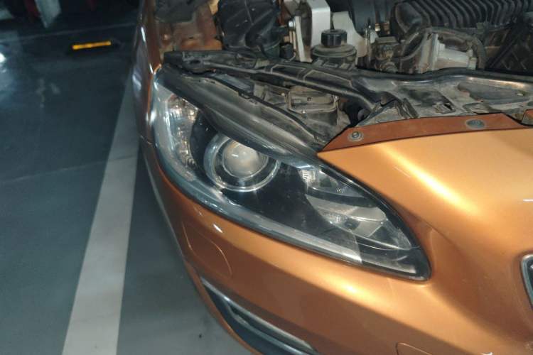 Used Volvo S60 2014 S60L 2.0T Zhiyuan Edition Right Front Headlight