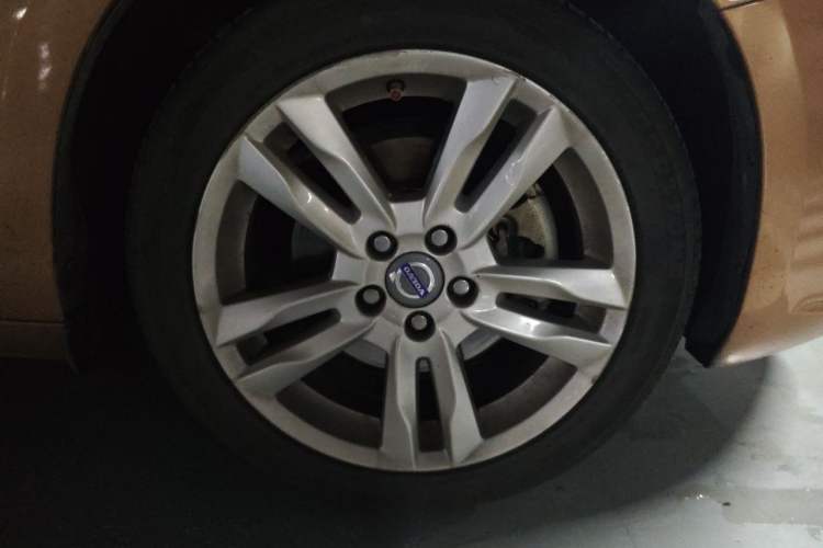 Used Volvo S60 2014 S60L 2.0T Zhiyuan Edition Right Front Wheel Hub
