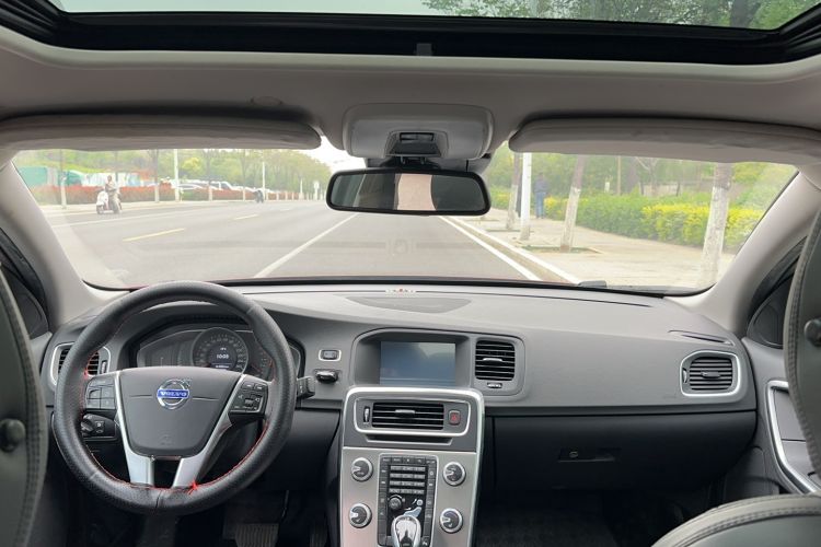Used Volvo S60 2014 S60L 2.0T Zhiyuan Edition Center Console