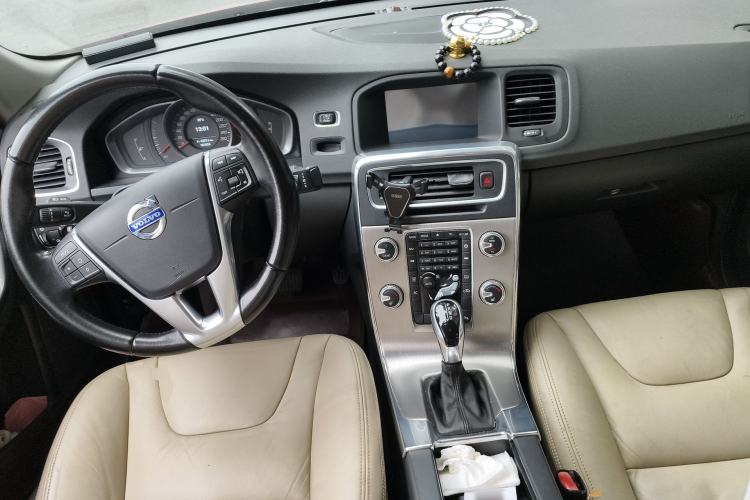 Used Volvo S60 2014 S60L 2.0T Zhiyuan Edition Center Console