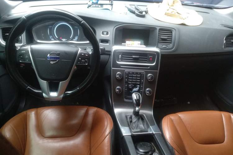 Used Volvo S60 2014 T5 Zhiya Edition Center Console