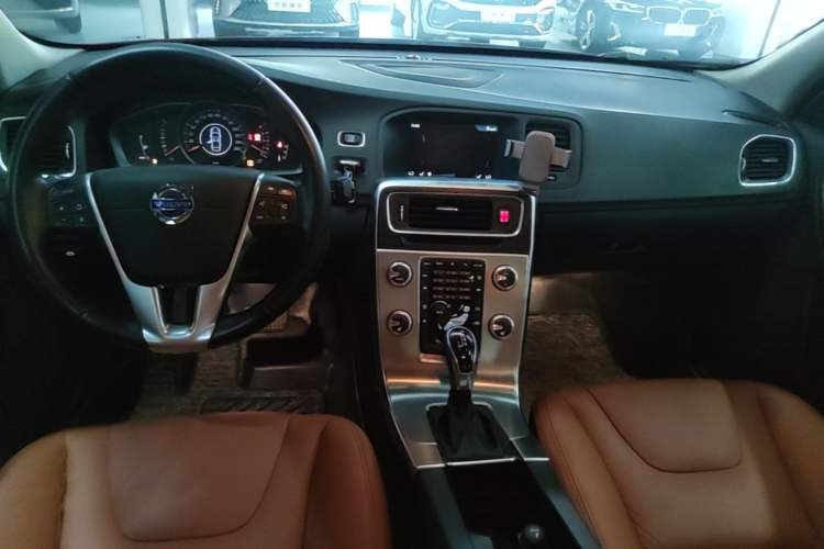 Used Volvo S60 2014 S60L 2.0T Zhiyuan Edition Center Console
