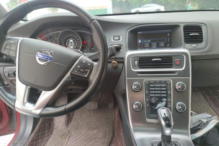 Used Volvo S60 2014 T5 Zhiyi Edition Center Console