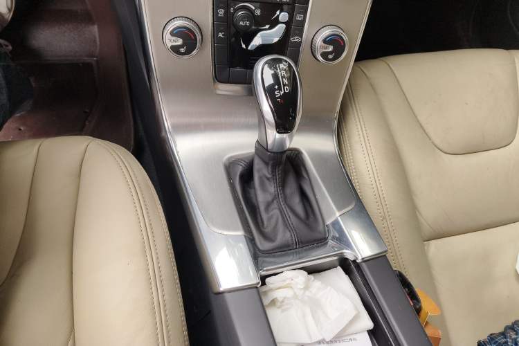 Used Volvo S60 2014 S60L 2.0T Zhiyuan Edition Gear Lever