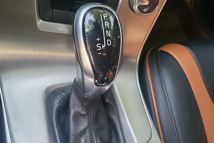 Used Volvo S60 2014 S60L 2.0T Zhiyuan Edition Gear Lever