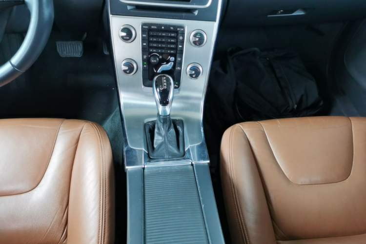 Used Volvo S60 2014 S60L 2.0T Zhiyuan Edition Gear Lever