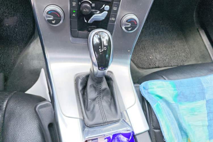 Used Volvo S60 2014 S60L 2.0T Zhiyuan Edition Gear Lever
