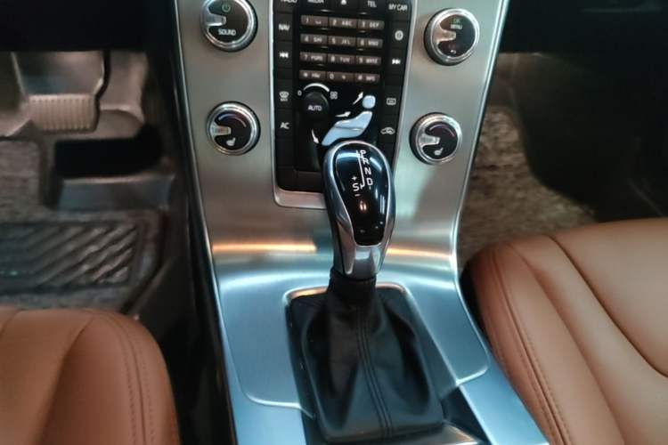 Used Volvo S60 2014 S60L 2.0T Zhiyuan Edition Gear Lever