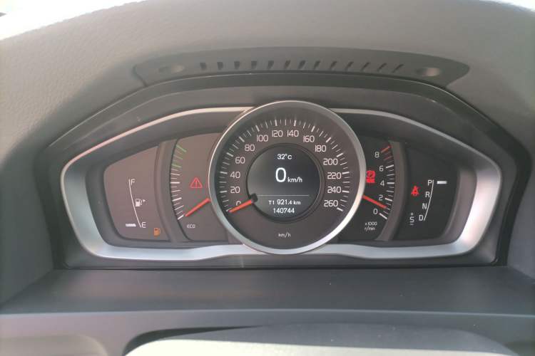 Used Volvo S60 2014 S60L 2.0T Zhiyuan Edition Instrument Cluster