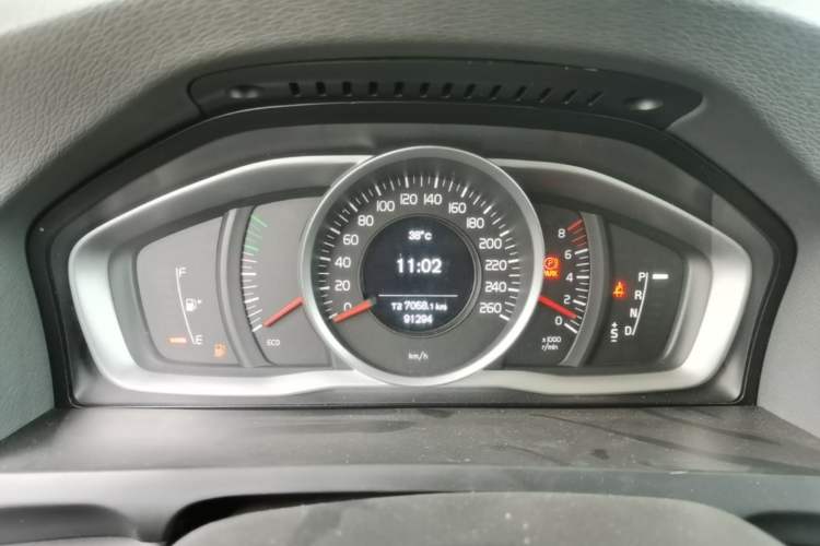 Used Volvo S60 2014 S60L 2.0T Zhiyuan Edition Instrument Cluster