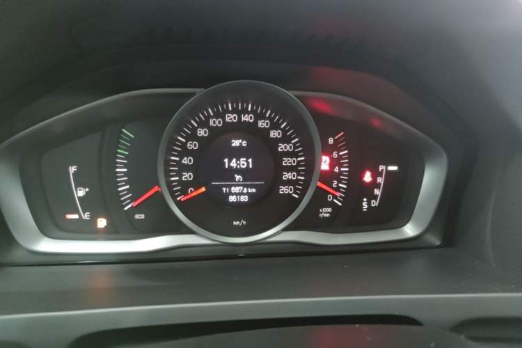 Used Volvo S60 2014 S60L 2.0T Zhiyuan Edition Instrument Cluster