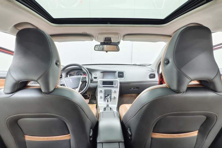 Used Volvo S60 2014 S60L 2.0T Zhiyuan Edition Interior 2