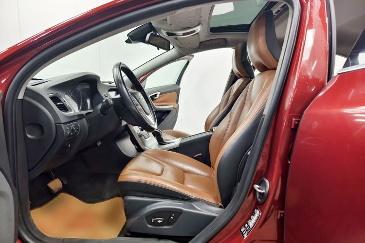 Used Volvo S60 2014 S60L 2.0T Zhiyuan Edition Interior 3