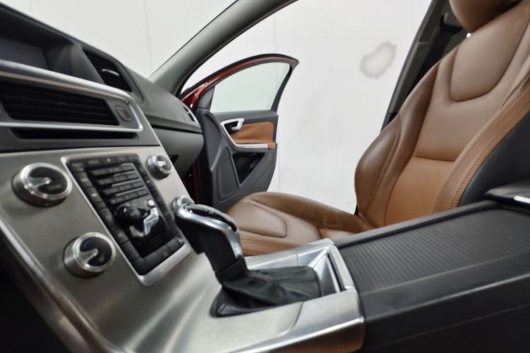 Used Volvo S60 2014 S60L 2.0T Zhiyuan Edition Interior 4