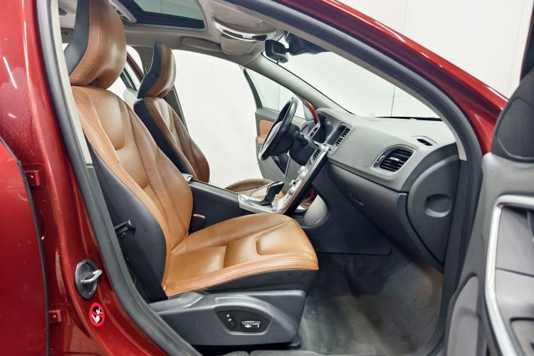 Used Volvo S60 2014 S60L 2.0T Zhiyuan Edition Interior 5