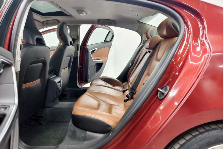 Used Volvo S60 2014 S60L 2.0T Zhiyuan Edition Interior 6