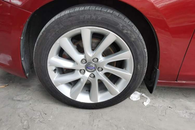 Used Volvo S60 2014 S60L 2.0T Zhiyuan Edition Left Front Wheel Hub