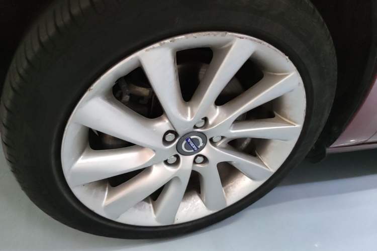 Used Volvo S60 2014 S60L 2.0T Zhiyuan Edition Left Front Wheel Hub