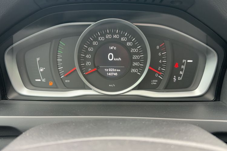 Used Volvo S60 2014 S60L 2.0T Zhiyuan Edition Odometer Close Up