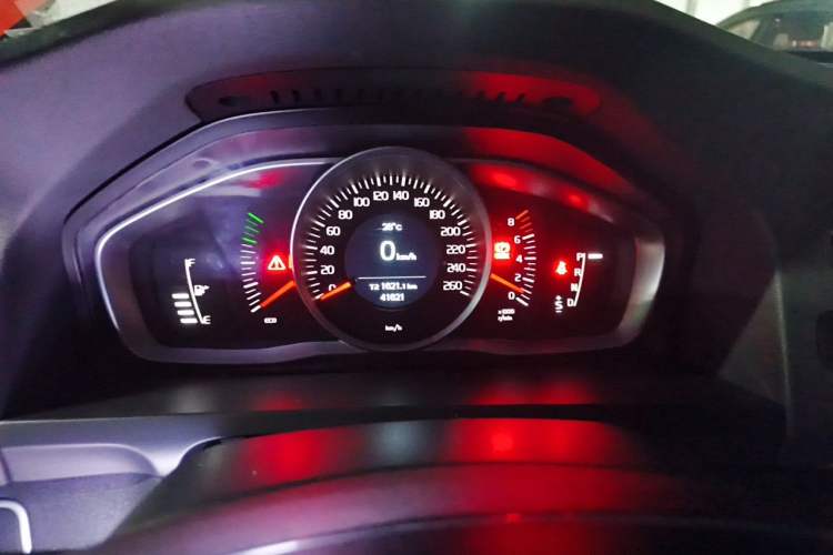 Used Volvo S60 2014 S60L 2.0T Zhiyuan Edition Odometer Close Up