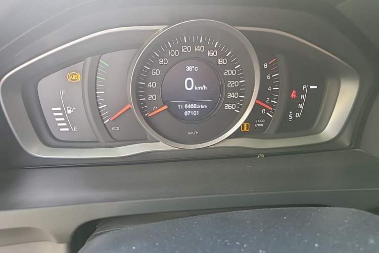 Used Volvo S60 2014 S60L 2.0T Zhiyuan Edition Odometer Close Up