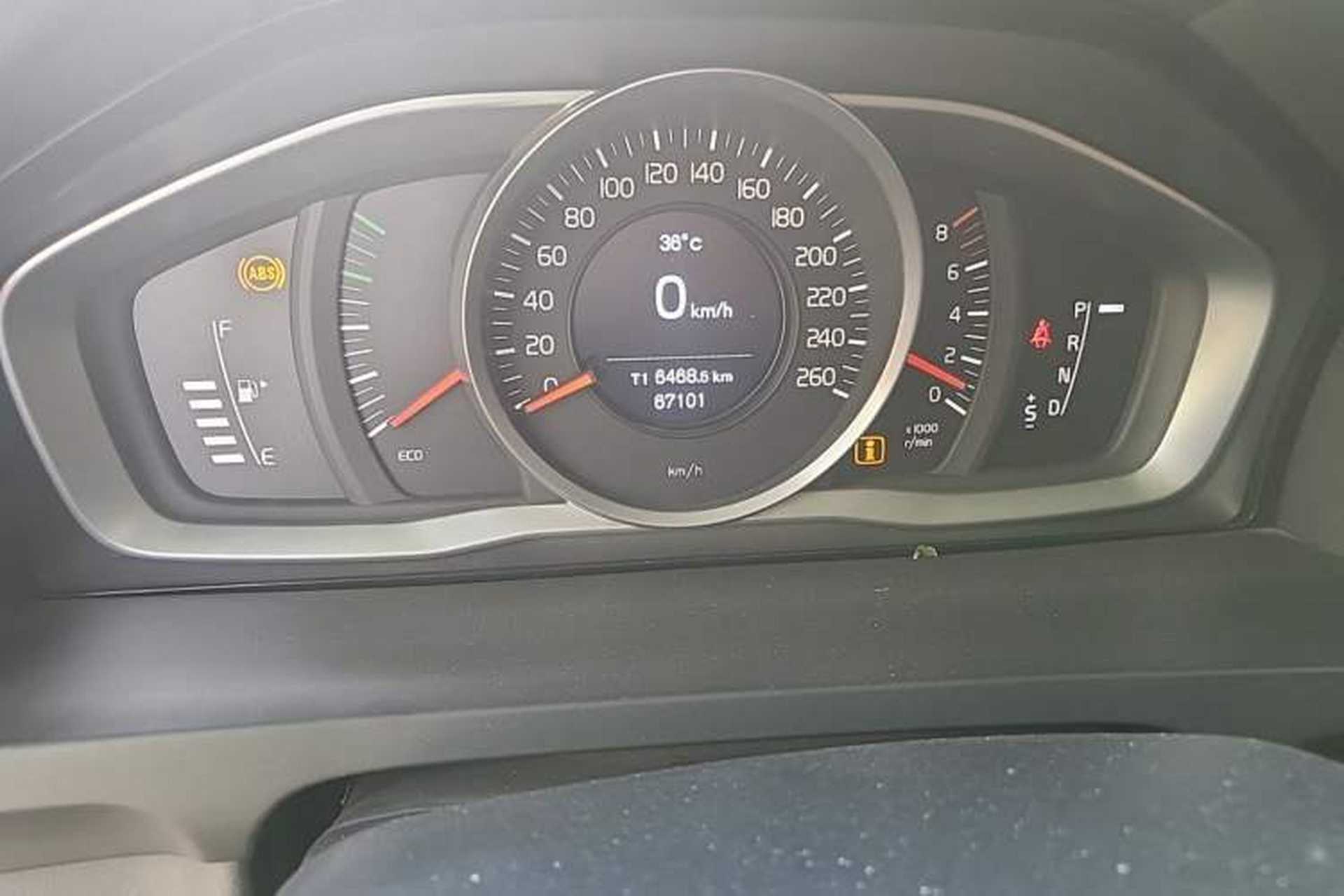 Used Volvo S60 2014 S60L 2.0T Zhiyuan Edition Odometer Close Up