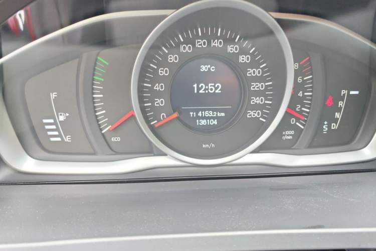 Used Volvo S60 2014 S60L 2.0T Zhiyuan Edition Odometer Close Up