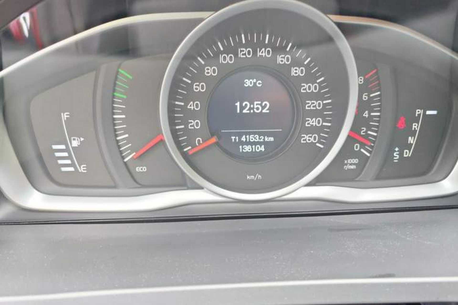 Used Volvo S60 2014 S60L 2.0T Zhiyuan Edition Odometer Close Up