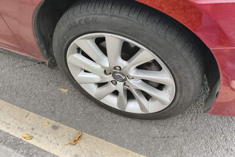 Used Volvo S60 2014 S60L 2.0T Zhiyuan Edition Right Front Wheel Hub