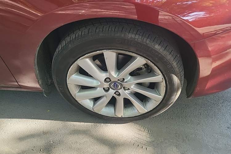 Used Volvo S60 2014 S60L 2.0T Zhiyuan Edition Right Front Wheel Hub
