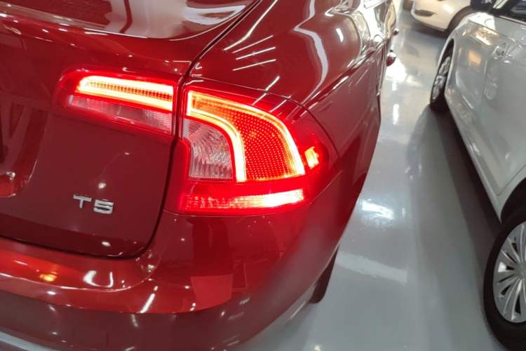 Used Volvo S60 2014 S60L 2.0T Zhiyuan Edition Right Rear Taillight
