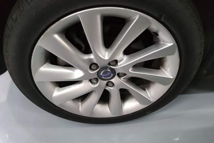 Used Volvo S60 2014 S60L 2.0T Zhiyuan Edition Right Rear Wheel Hub