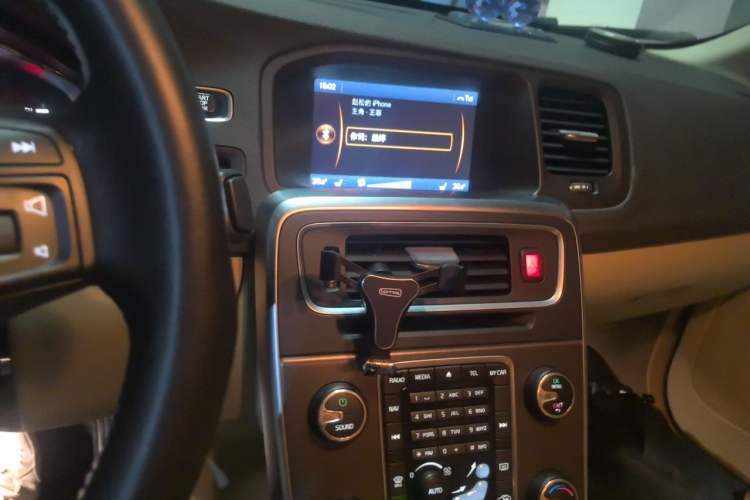 Used Volvo S60 2014 S60L T5 Intelligent Drive Edition Audio And AC Panel