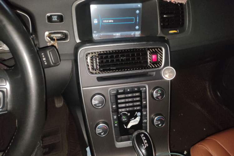 Used Volvo S60 2014 S60L 2.0T Zhiyuan Edition Audio And AC Panel