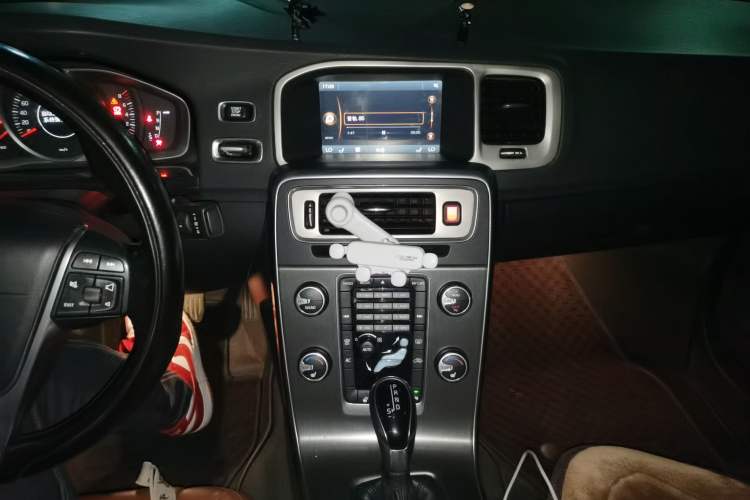 Used Volvo S60 2014 S60L 2.0T Zhiyuan Edition Audio And AC Panel