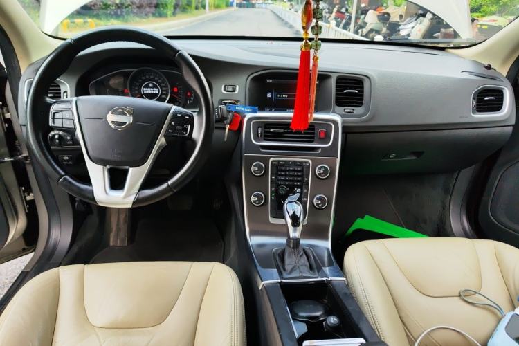 Used Volvo S60 2014 S60L 2.0T Zhiyuan Edition Center Console