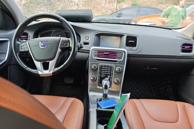 Used Volvo S60 2014 S60L 2.0T Zhiyuan Edition Center Console