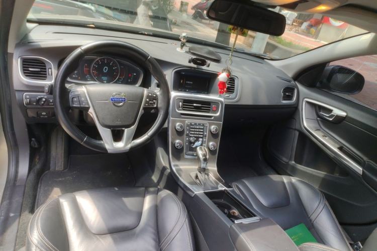 Used Volvo S60 2014 T5 Zhiya Edition Center Console