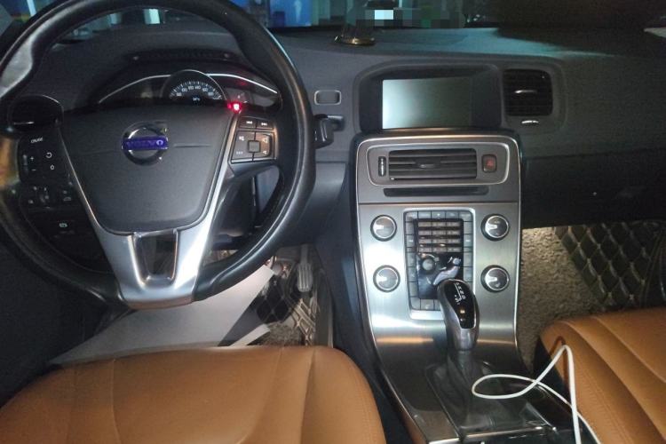 Used Volvo S60 2014 S60L 2.0T Zhiyuan Edition Center Console