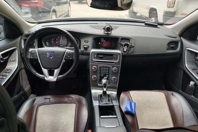 Used Volvo S60 2014 S60L T5 Intelligent Drive Edition Center Console