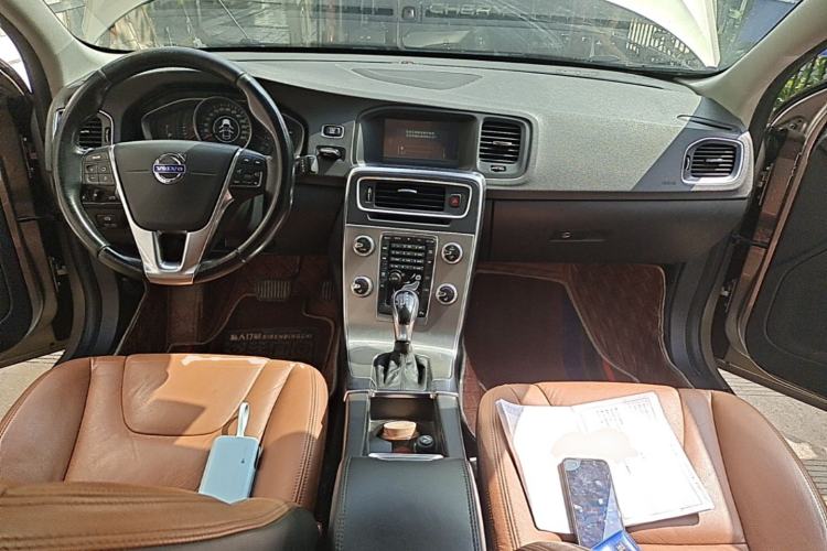 Used Volvo S60 2014 S60L 2.0T Zhiyuan Edition Center Console