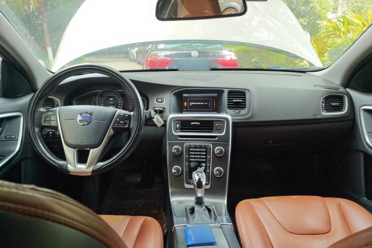 Used Volvo S60 2014 S60L 2.0T Zhiyuan Edition Center Console