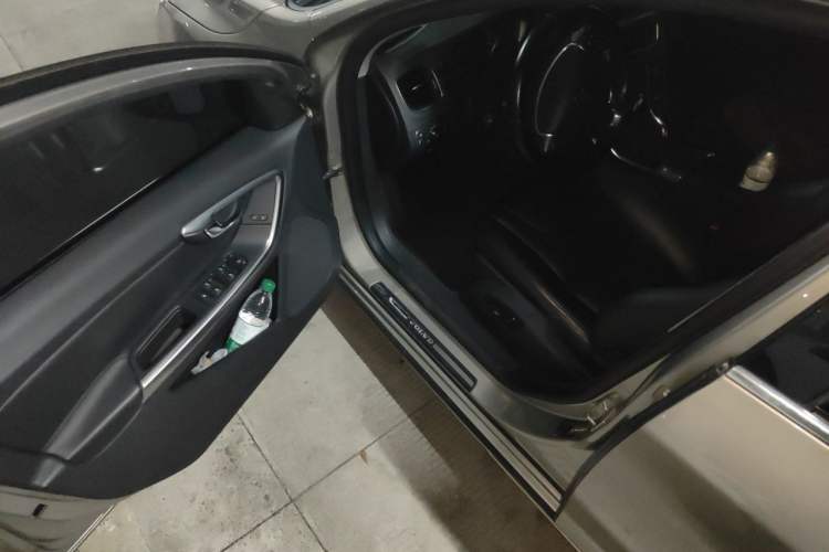 Used Volvo S60 2014 S60L 2.0T Zhiyuan Edition Driver Seat